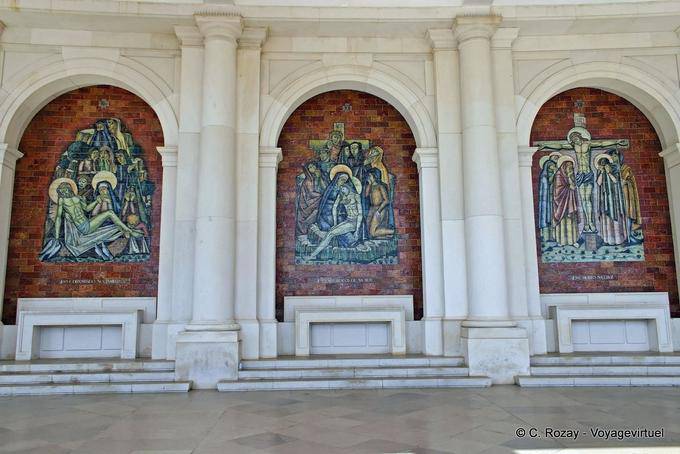Escenas de la vida de Jesús, fuera de la Basílica de Fátima - Portugal