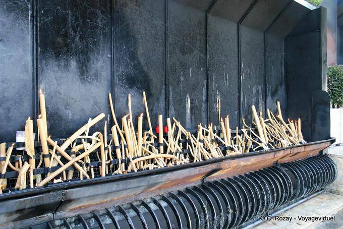 Las velas de los peregrinos en la capilla de las apariciones, Fátima - Portugal