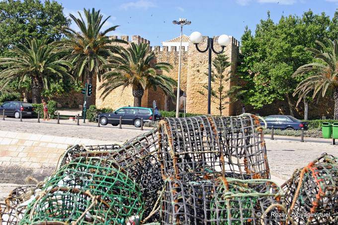 Macetas en frente de la Puerta de San Gonçalo, Lagos - Portugal