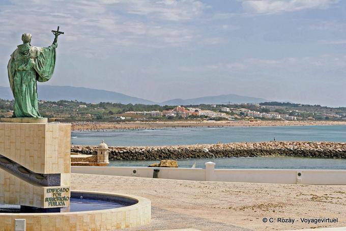 Mirando por encima de la playa Meia desde la terraza de Sao Goncalo, Lagos - Portugal
