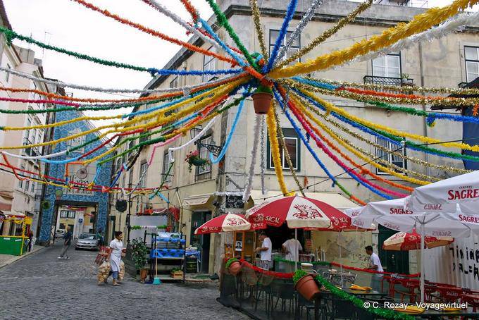 Decoración festiva de la zona de Alfama, Lisboa - Portugal
