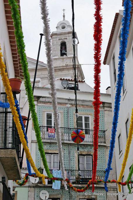 Preparaciones festivas y la torre de São Estêvão, Alfama, Lisboa - Portugal