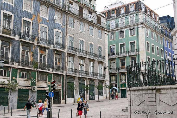 Baixa, fachadas de edificios cubiertos con azulejos de cerámica, de Lisboa - Portugal