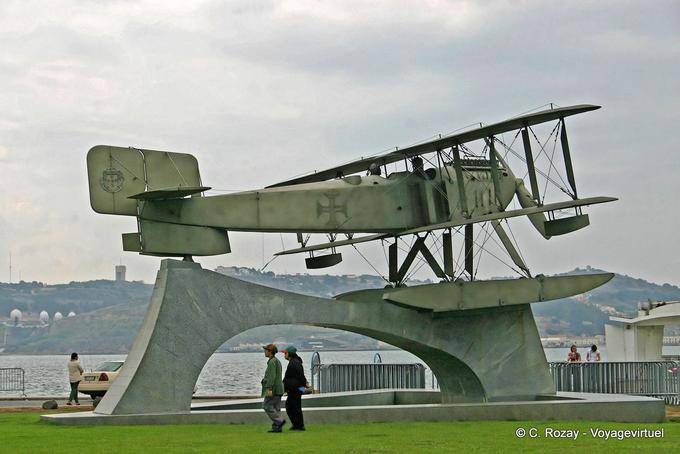 Hidroavión escultura, monumento Sacadura Cabral y Gago Coutinho, Lisboa - Portugal