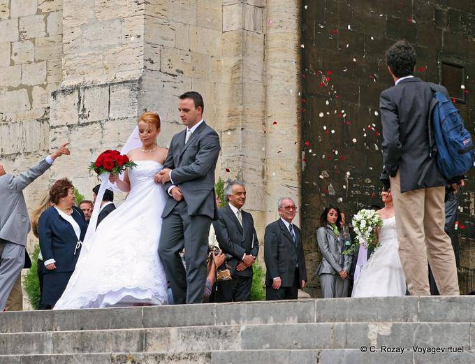 Casado en la escalinata de la catedral, Lisboa - Portugal