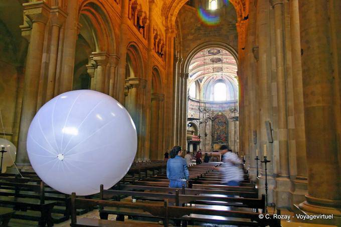 La nave central de la Catedral de Santa Maria Maior, Lisboa - Portugal