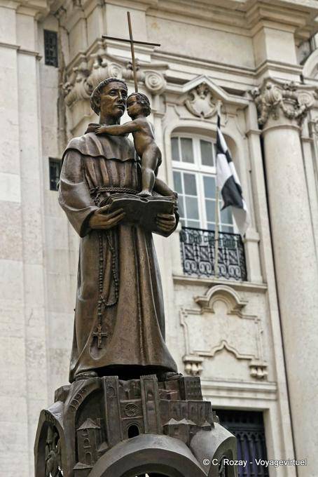 Estatua del santo, Largo de Santo Antonio, Lisboa - Portugal