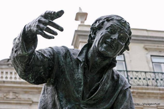 Estatua de António Ribeiro en Largo Chiado, Lisboa - Portugal