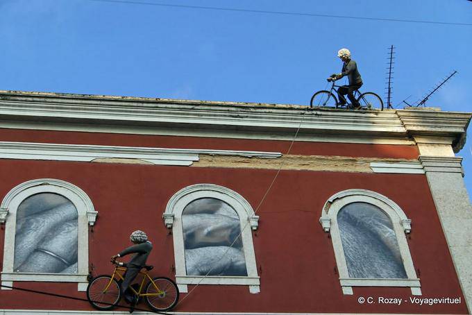 Ciclistas en el techo, calle Misercordia, Chiado, Lisboa - Portugal