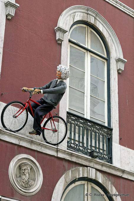 Una bicicleta en el frente del Teatro Trindade, Chiado, Lisboa - Portugal