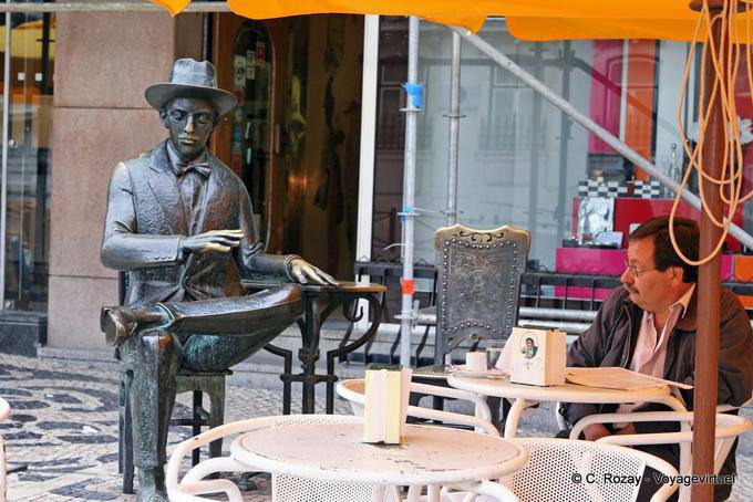 Fernando Pessoa estatua en la terraza del Brasileira, Chiado, Lisboa - Portugal