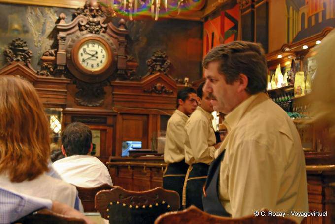 El interior de la fábrica de cerveza barroco, A Brasileira, Chiado, Lisboa - Portugal