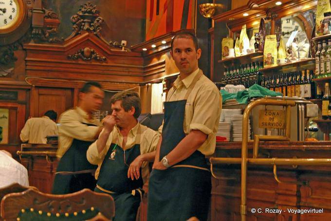 El equipo servidor Brasileira, Chiado, Lisboa - Portugal