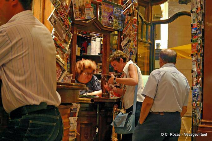 Fumar dentro de la Brasileira, Chiado, Lisboa - Portugal