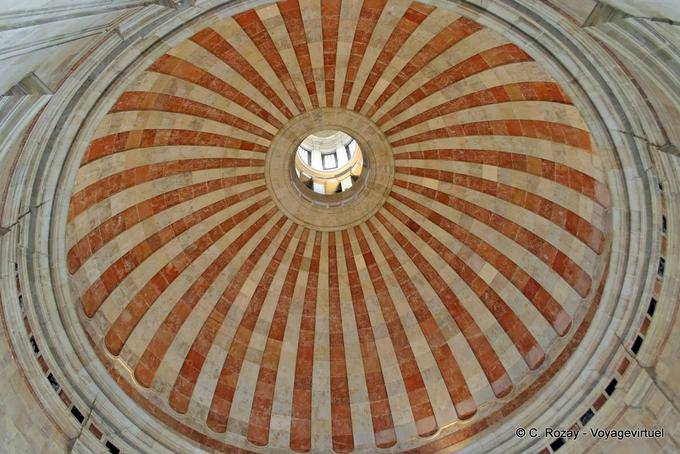 Bajo la cúpula de Santa Engracia, Graça, Lisboa - Portugal