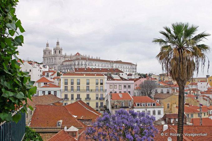Panorama de los jardines del castillo en Graça, Lisboa - Portugal