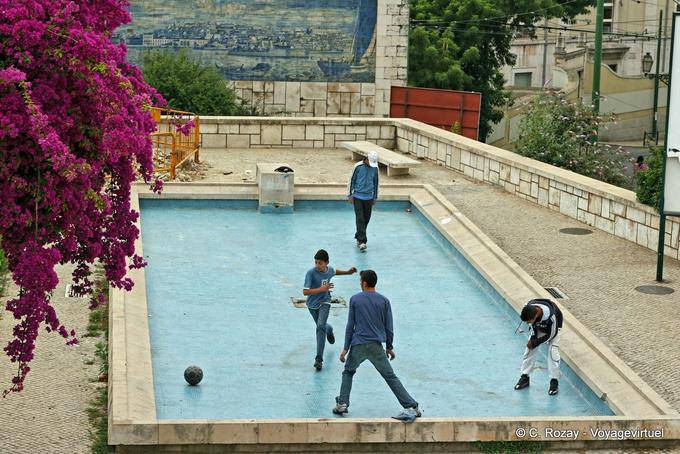 Los niños juegan en el Mouraria, Lisboa - Portugal