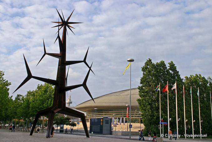 Homem - Suelo, escultura de metal, diseñado por Jorge Vieira, Nações, Lisboa - Portugal