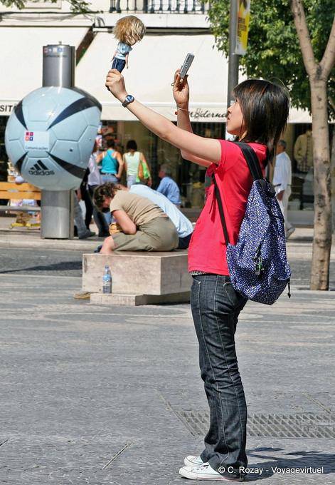 Muñeca japonesa, turismo de delirio, Rossio, Lisboa - Portugal