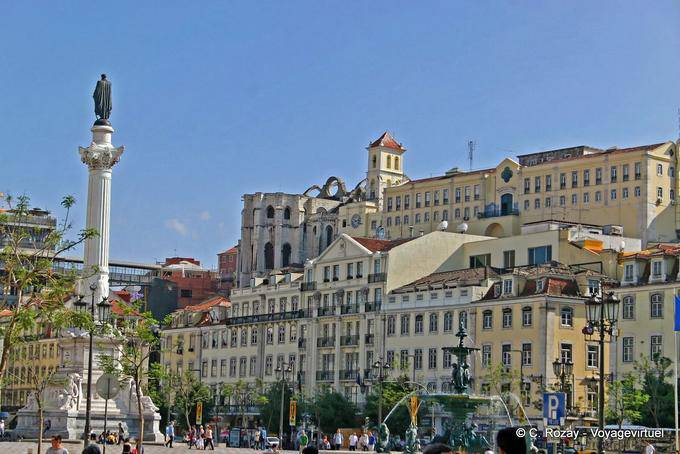El convento de las Carmelitas visto desde la Praça Dom Pedro IV, Rossio, Lisboa - Portugal