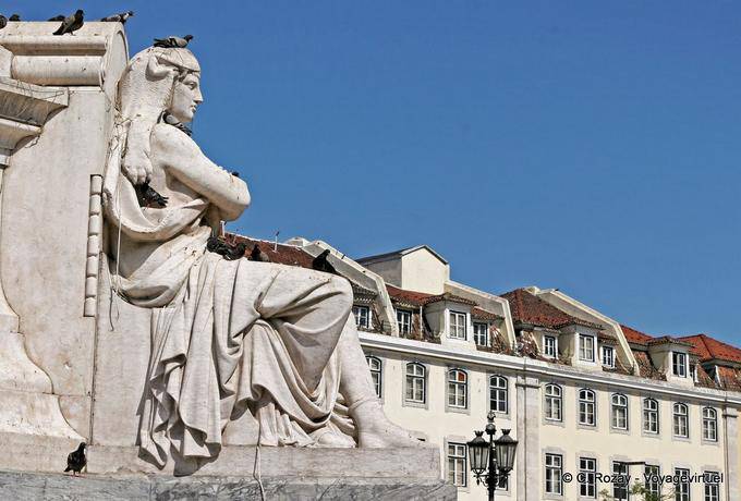 Paloma en la estatua al pie de la columna de Dom Pedro IV, Rossio, Lisboa - Portugal