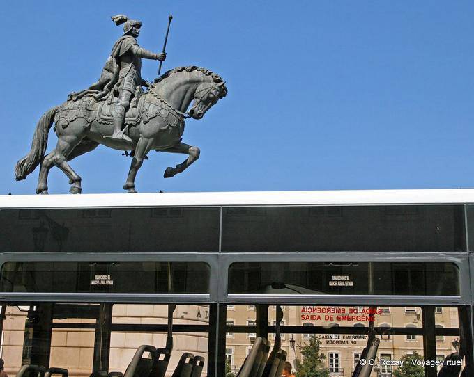 El jinete sobre el techo del autobús, estatua de Juan I, Praça da Figueira, Lisboa - Portugal