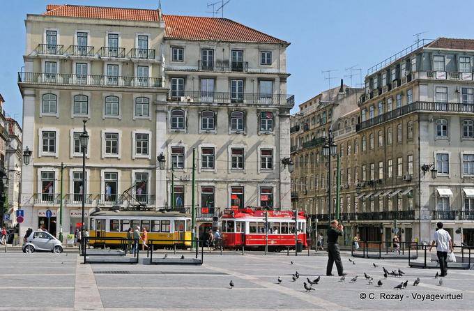 Tranvías de color amarillo y rojo, Rossio, Lisboa - Portugal