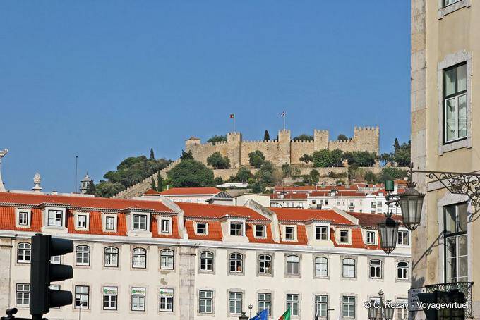 Rossio, con vistas a la colina del Castillo de San Jorge, Lisboa - Portugal