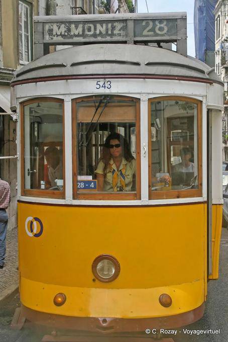 El conductor del tranvía, 28 eléctrico Sr. Moniz, Lisboa - Portugal