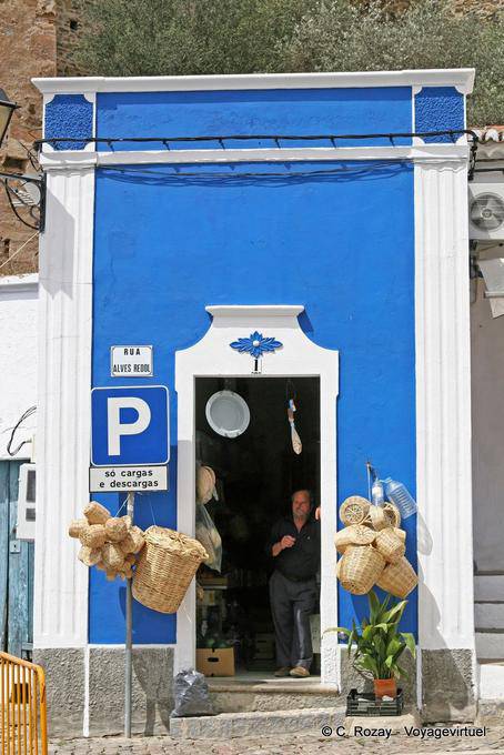 Mértola, el bazar de la Rua Alves Redol - Portugal