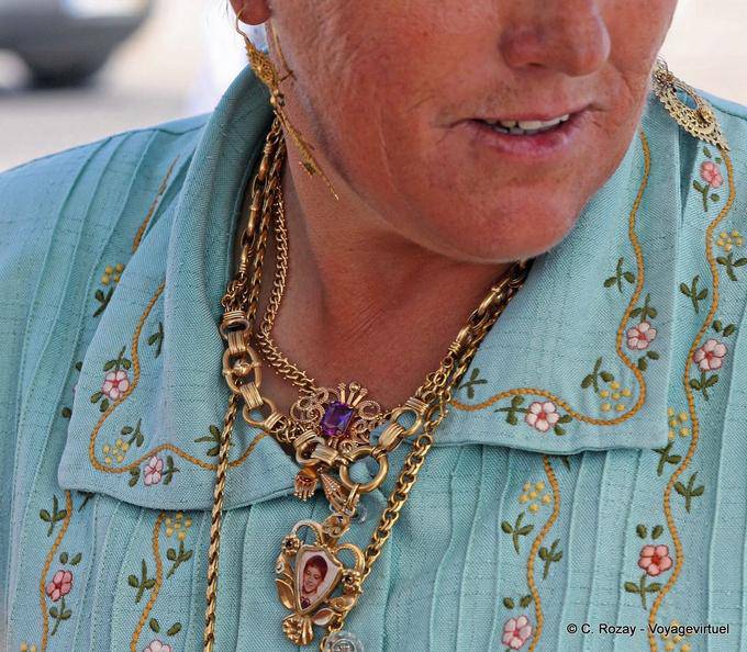 Una mujer que ama la joyería, Sitio, Nazaré - Portugal
