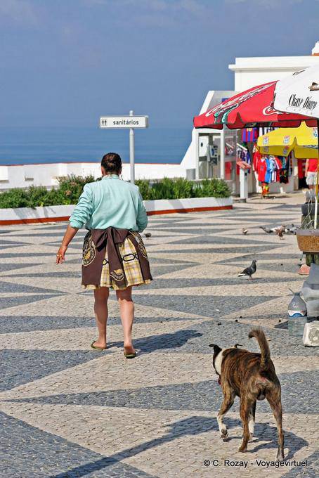 La mujer y su perro, Largo de Nossa Senhora da Nazaré - Portugal