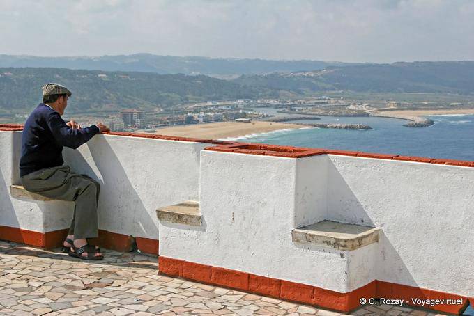 La entrada del puerto de Nazaré, vista de Sitio Promontory - Portugal