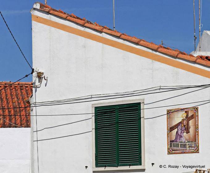Sitio, azulejos en una pared que representa a Jesús cargando la cruz, Nazaré - Portugal