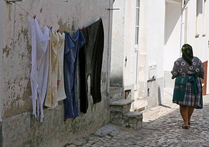 El secado de la ropa en un callejón, Nazaré - Portugal