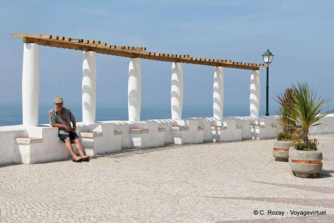 El pórtico de la mar y el hombre de la boina, Sitio, Nazaré - Portugal