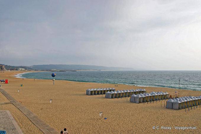 Panorama sobre el arco de la playa de Nazaré - Portugal