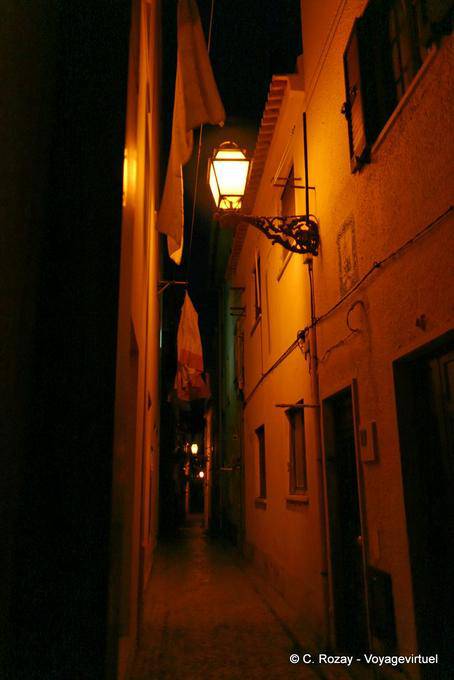 Encendiendo un callejón en la noche, Nazaré - Portugal