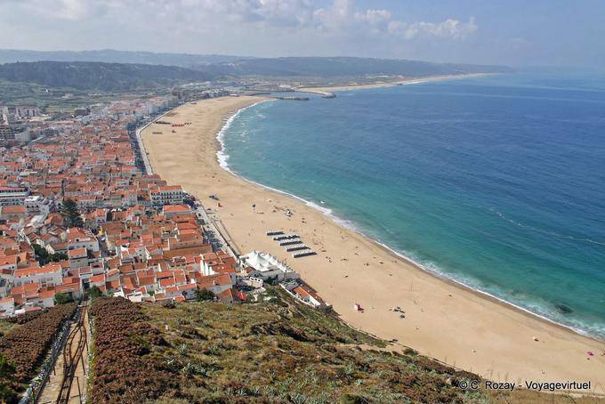 Vista panorámica de la bahía y de la ciudad desde el promontorio de Sitio, Nazaré - Portugal