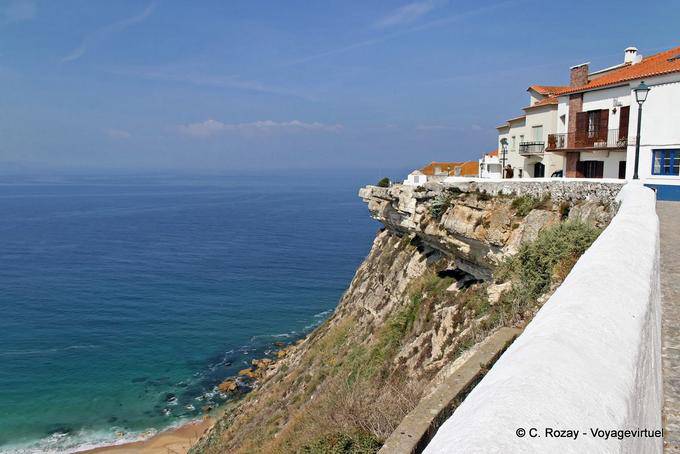 En el acantilado, Rua 25 de Abril, promontorio Sitio, Nazaré - Portugal