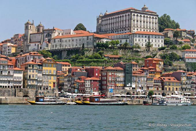La iglesia de São Lourenço y el Museo de la Guerra Jonqueiro, por encima de la Cais de Ribeira, Porto - Portugal