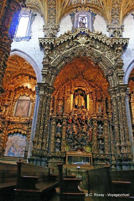 Capilla barroca en la Iglesia de São Francisco, Porto - Portugal
