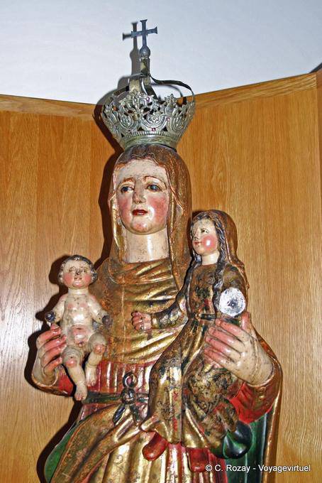 Madera policromada que representa a una reina y sus hijos, el Museo de San Francisco, Porto - Portugal