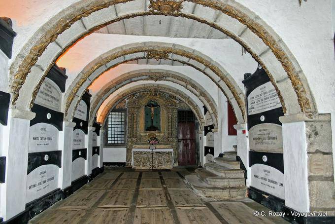 Altar y tumbas en las catacumbas de San Francisco, Porto - Portugal