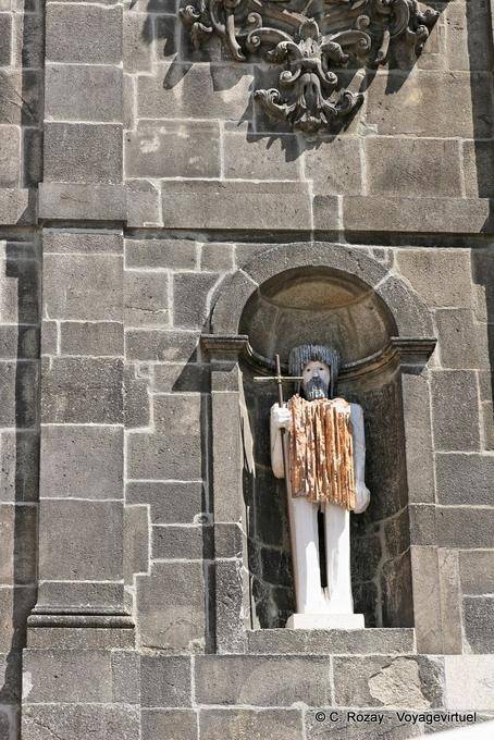 Estatua moderna en un nicho, la Praça da Ribeira, Porto - Portugal