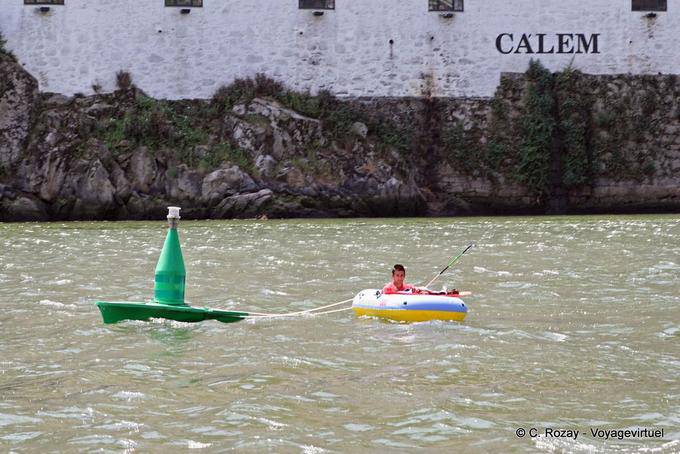 El barco inflable pescador bajo el puente Luis I, Oporto - Portugal