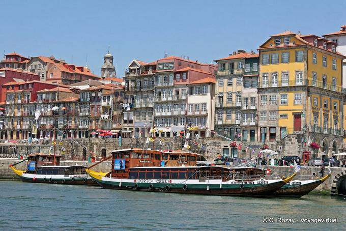 El Porto Cruz rabelos amarrado en el muelle de Ribeira, Porto - Portugal