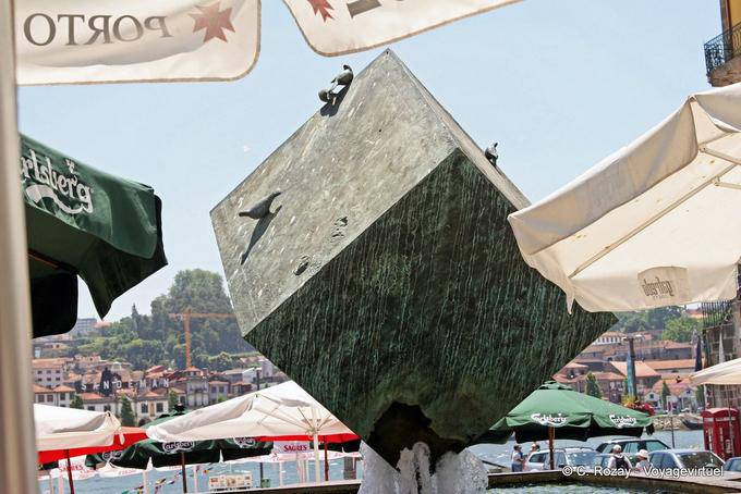 La fuente en el cubo, la terraza de la plaza de la Ribeira, Porto - Portugal