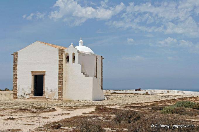 Vista exterior de la iglesia de Nossa Senhora da Graça, fortaleza de Sagres - Portugal
