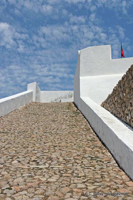 La subida en el antiguo polvorín, la fortaleza de Sagres - Portugal